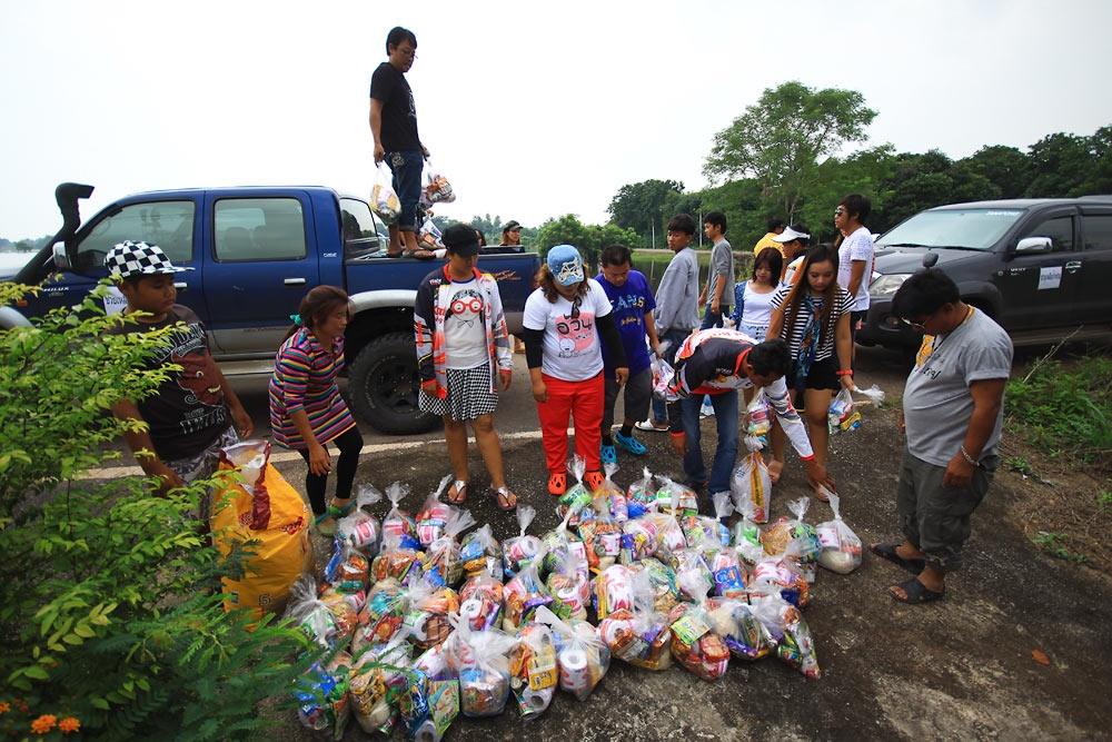 ร่วมด้วยช่วยกันครับ  เด็ก  ผู้ใหญ่  ช่วยกันครับสนุกดีกับกิจกรรมดีๆแบบนี้ครับ
 :smile: :smile: :smil