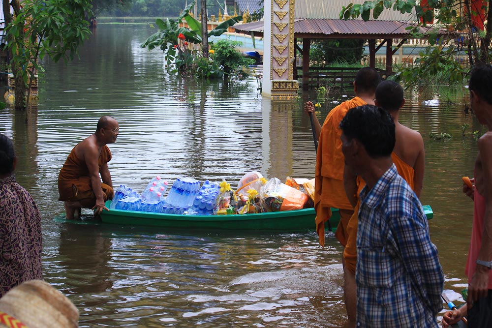 หมู่บ้านนี้เราจะขนของทั้งนํ้าดื่มและชุดยังชีพไว้ให้หมดเลยครับเพราะ   ผู้ใหญ่บ้านบอกว่าส่วนใหญ่มีแต่ค