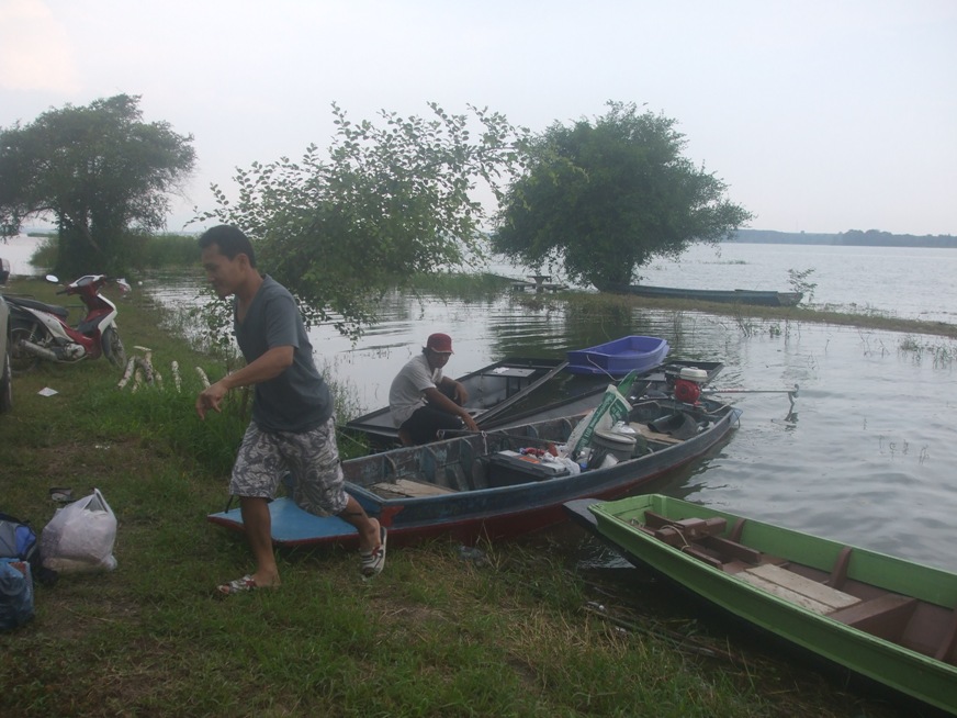 มาต่อกันเลยครับ กำลังขนของลงเรือ เพื่อไปขึ้นแพ