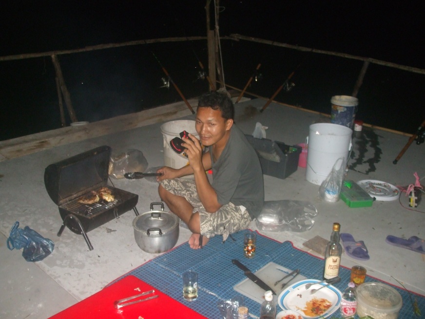 พ่อครัวครับ เอาของไปทำกินกันบนแพเลยครับ