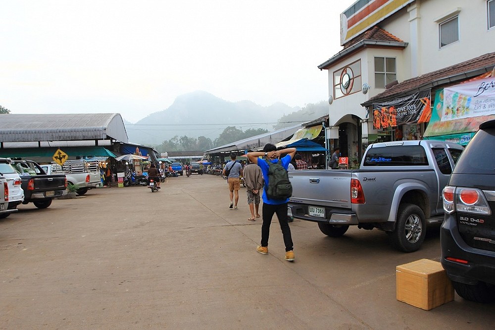  [b]เริ่มเดินทางประมาณเกือบตีสาม มาเช้าเอาที่ตลาดทองผาภูมิ แวะหาซื้อเสบียงกันซักหน่อย[/b]
 [b]แต่ละ