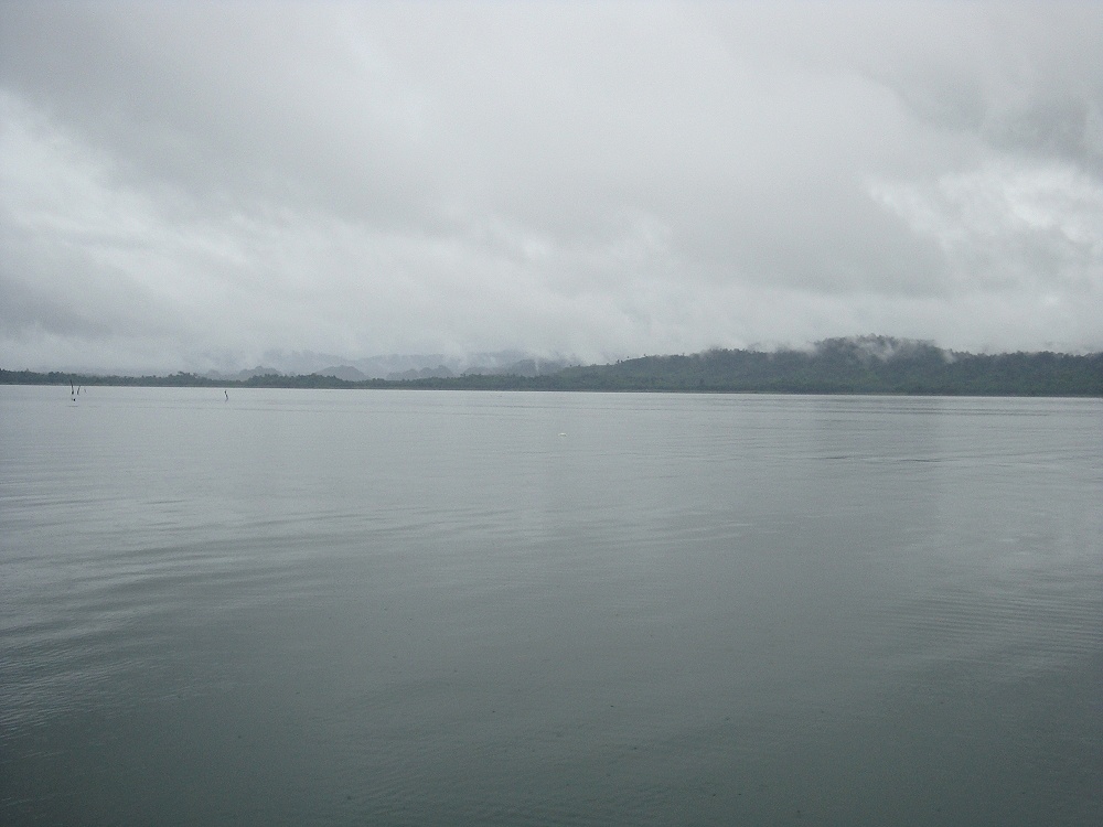 ตัดมาที่แพพักเลยน่ะ ฝนตกตลอด  เลยไม่มีรูปตอนลงเรือ 
สังเกตุขวดพลาสติกเล็กๆตรงกลางภาพครับ  นั่นคือจุ