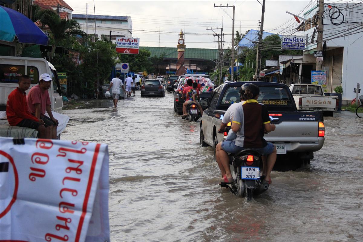 กลับมาน้ำท่วมบ้านครับ อ. พานทอง
 :cry: :cry: :cry: :cry: :cry: :cry: