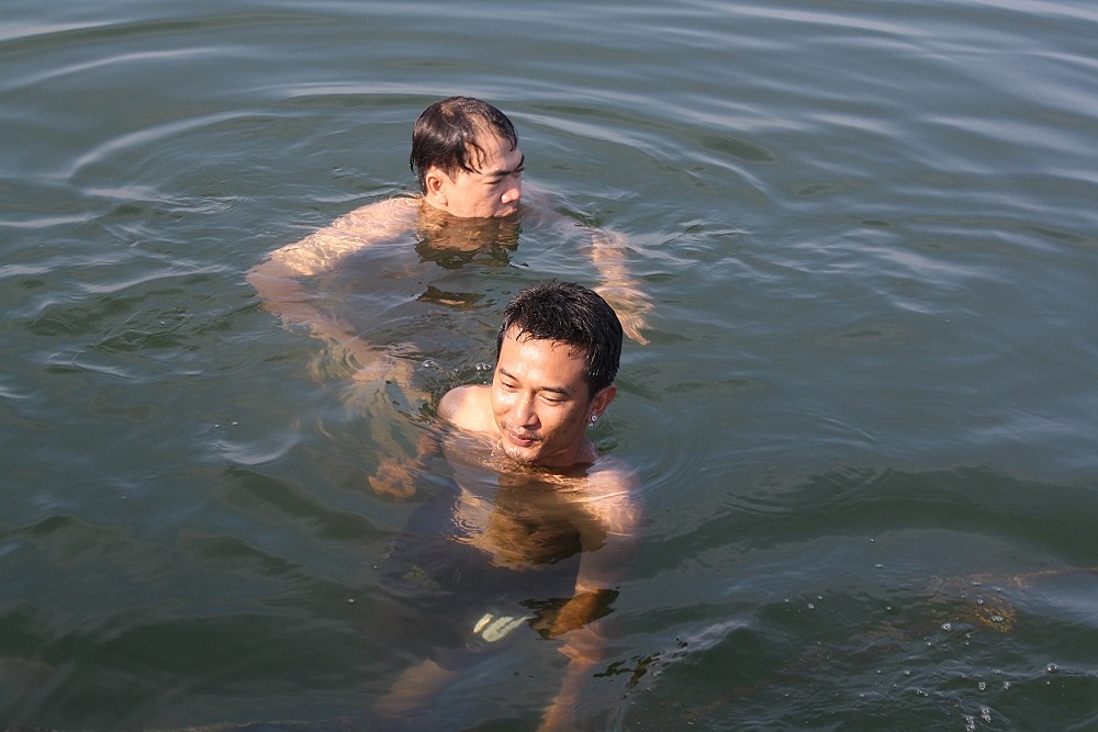 ปลาไม่กิน  เล่นน้ำไป...

 :laughing: :laughing: :laughing: :laughing: