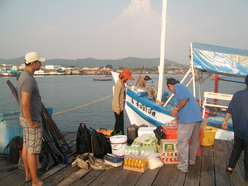 คนพร้อมเรือพร้อม ก้ขนของลงเรือครับ :grin: