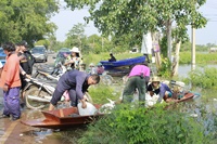 ไปถึงไม่รอช้าครับหาเรือได้ก็ขนของลงเรือเตรียมตัวเดินทางครับ