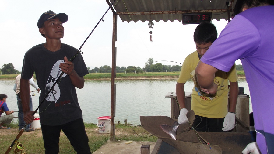ด้านท้ายบ่อ เฮียจู๊ด กรมป่าไม้ ส่งทีมงานเดินมาลุ้นตลอด
 :love: :cheer: :cheer: :cheer: :cheer: :che