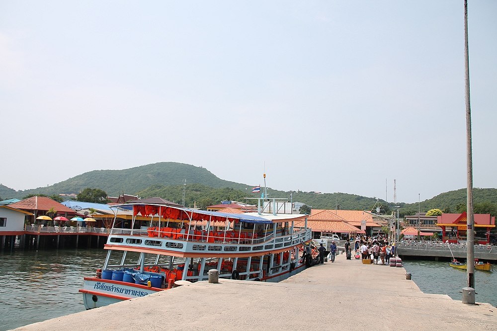 บรรยากาศที่ท่าเรือหน้าบ้านตอน 10 โมง... แดดร้อนฝุด ๆ ไม่มีร่มน๊ะจ๊ะ ถ้าพาผบ.มาด้วยก็นู้นนนนนเลย ให้น