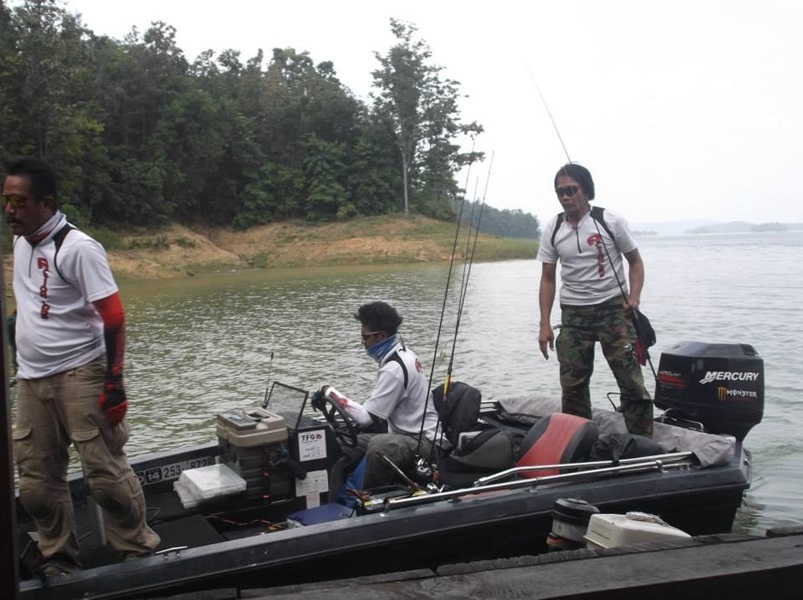ส่วนทางน้าที น้าพล  น้าเอก  ลงเรือกัน 3คน  ผลปรากฏ คงไม่ต้องบอกน้ะครับ ดูสีหน้า ก็หน้าจะรู้ว่า วันนี