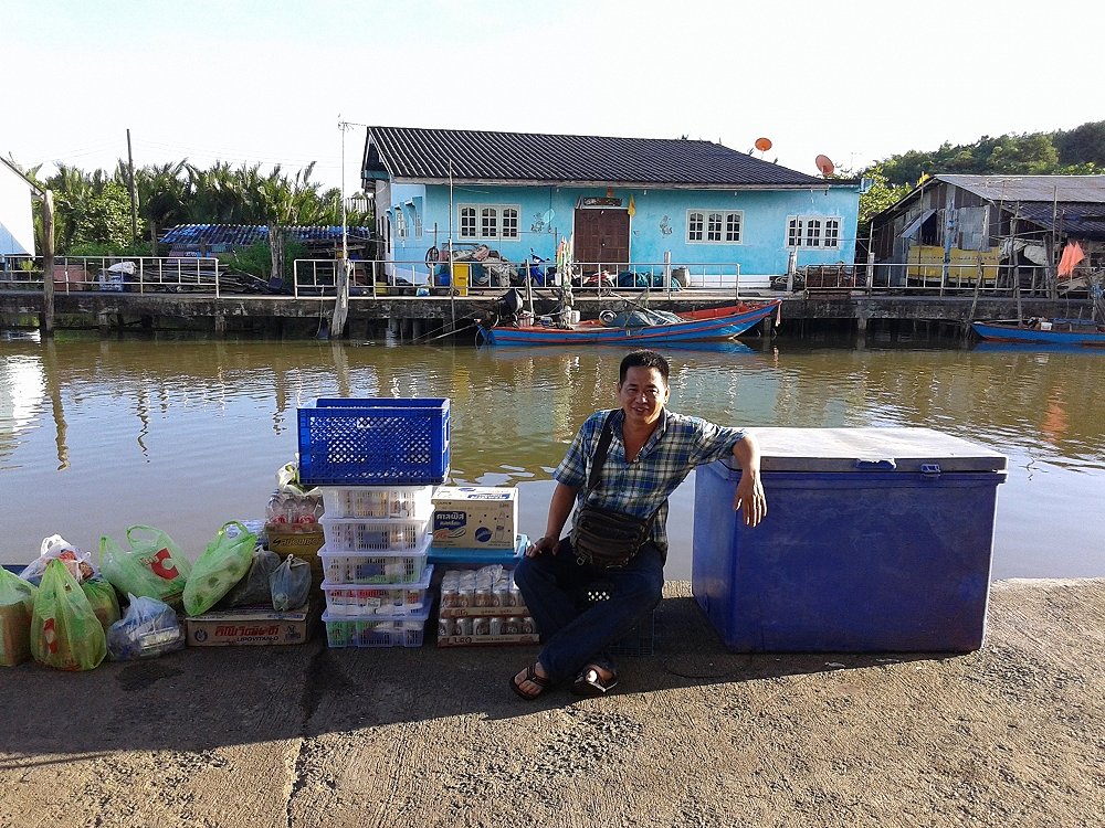 ถึงท่าเรือ อรุณี ที่น้ำเชี่ยวนั่งชิวๆ รอเรือ ไต๋จั่น :cool: