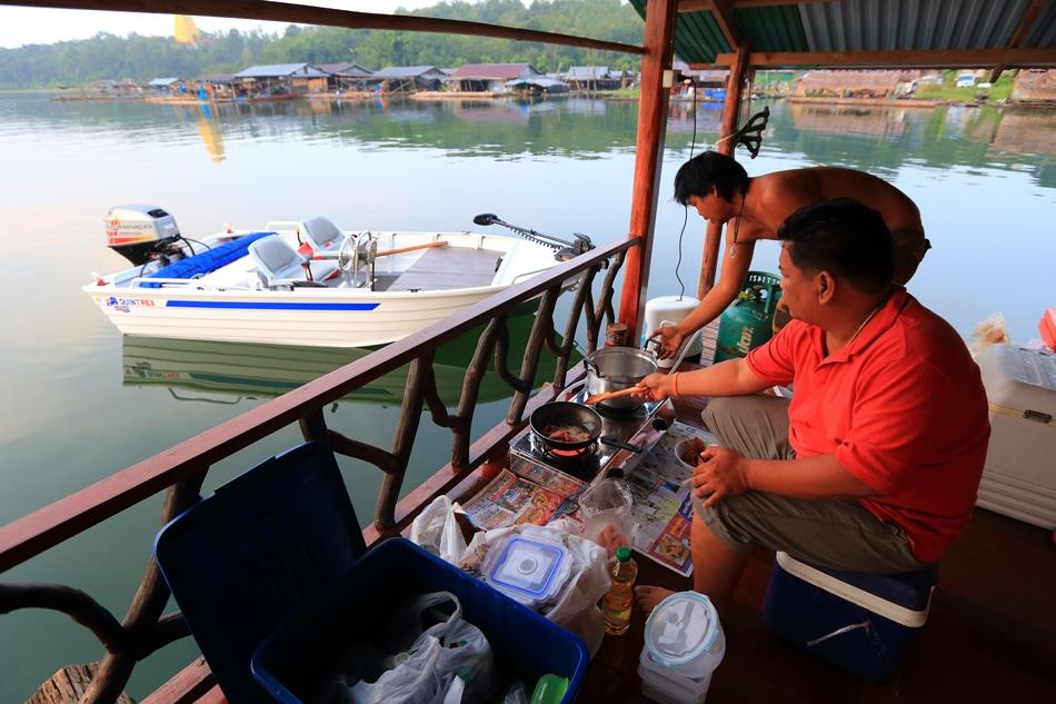 น้าหมูต้มน้ำสำหรับกาแฟร้อนๆคนละแก้ว
 
นั่งละเลียดกาแฟ ในเช้าวันที่อากาศแบบที่บ้านเราสู้ไม่ได้เลยจร