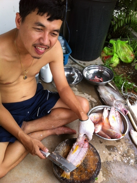 ตกปลาไม่เหนื่อยเท่าไร  ต้องทำปลาให้แม่บ้านนี้สิ :sad: :sad: :sad: