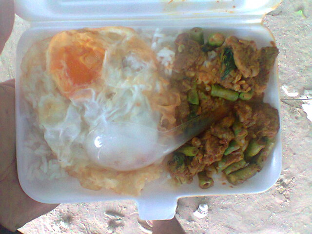 กับข้าวมื้อแรกครับ มื้อเที่ยงของวันพุธ น้าๆกินด้วยกันครับ :cheer: :cheer: