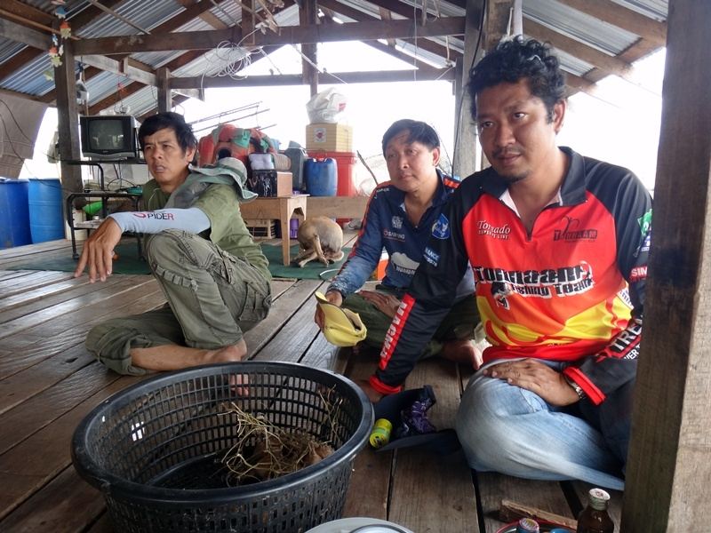 พอเอาขอลงเสร๊จ ก็มานั่ง ทักทายคนดูแลแพ กันหน่อยครับ :grin: :grin: :grin: