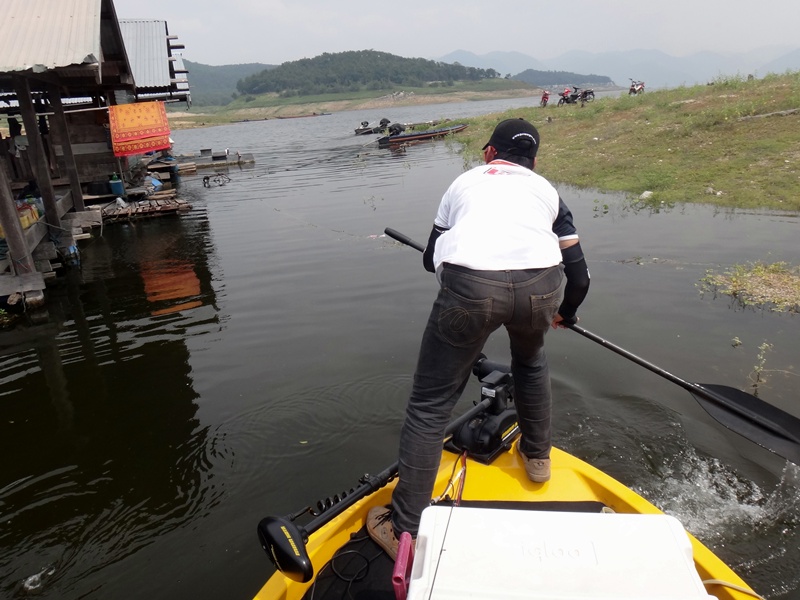 ระหว่างนั่งคุย ก็มีกระสูบขึ้นฝูง ตรงบริเวณ ปากเวิง ทางเข้า ผมกับ โปนเดียร์ ก็เลย เอาเรืออกไปซะ ทนไม่