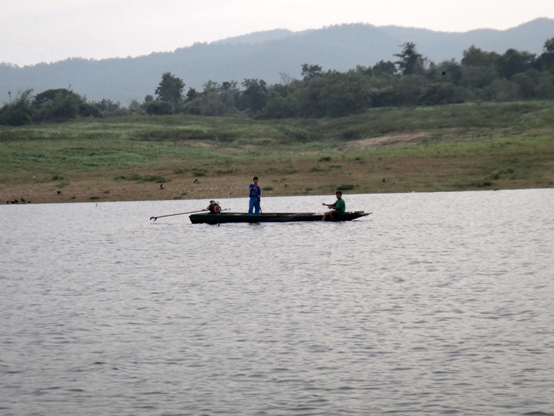 มีเรือชาวบ้าน มาเก็บข่าย น่าจะไม่พลาดนะหมายนี้ :grin: :grin: :grin: