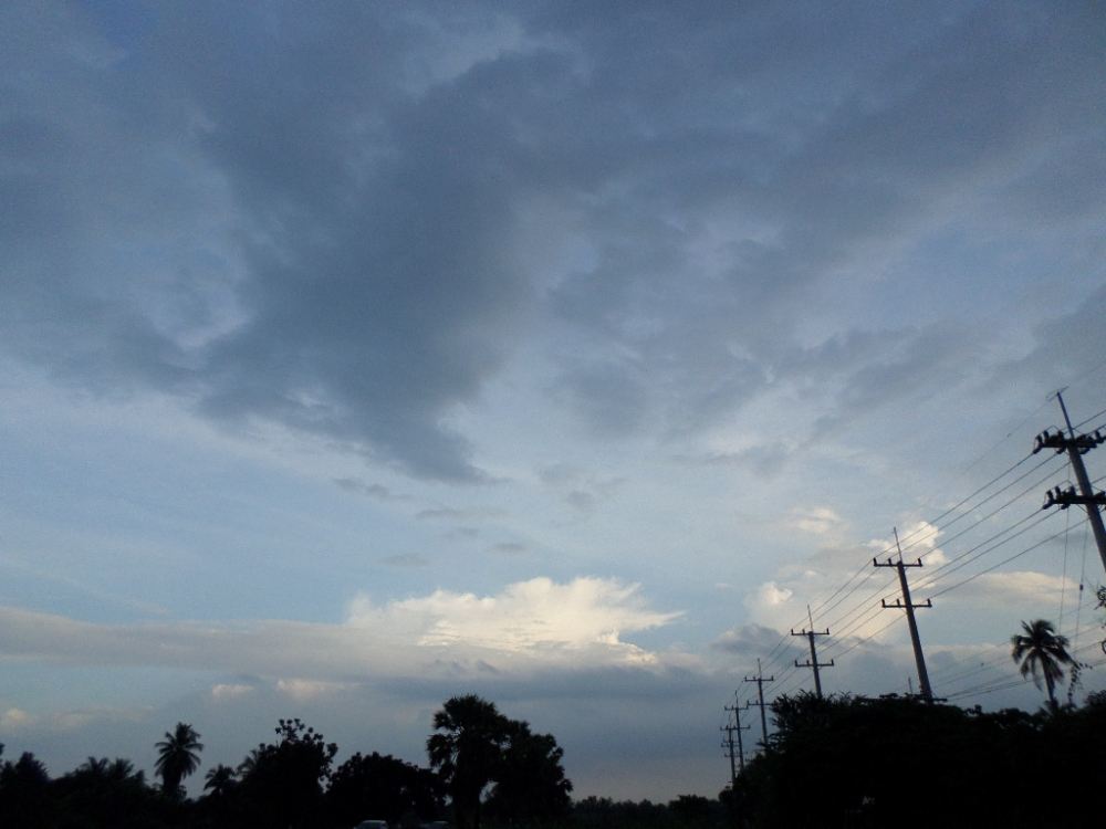 ปลดปลาเรียบร้อย......แหงนหน้ามองท้องฟ้าอีกครั้ง....OH..!!!!!!  MY GOD...... มันมาแล้ว....ฝนค้าบบบบบ 
