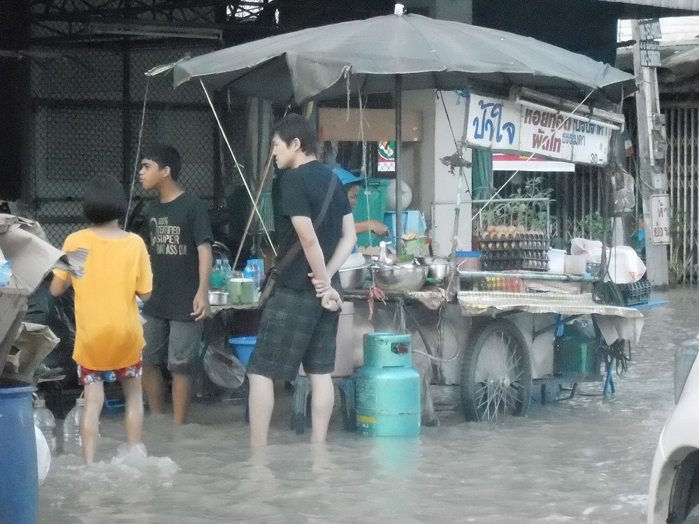 ออกมาจากแจก ของเสร็จ  อย่างนี้ต้องเรียก ชีวิต ต้องดำเนินต่อไป  ป้าแกลุยน้ำขายผัดไทย อะ สุโค่ย.......