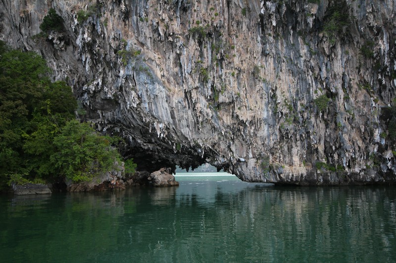 ที่แรก ที่เราแวะกันวันนี้ ถ้ำลอดค่ะ สามารถล่องเรือลอดไปได้เลย
