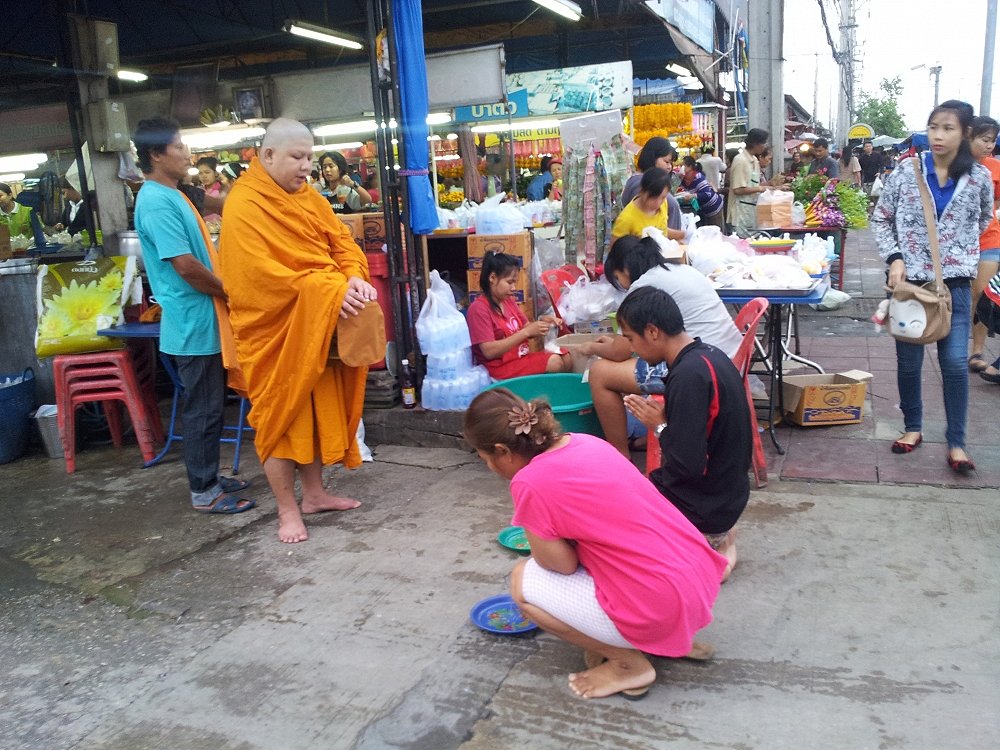 ระหว่างรอก็แวะใส่บาตรสักหน่อย