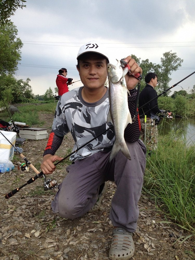 พอหลบแดดกันได้สักพัก
น้าโต้ง Rapala ก็ซัดกุเลาขึ้นมา
เริ่มจุดประเด็นให้เฮฮากันขึ้นมาบ้าง
แต่เสียด