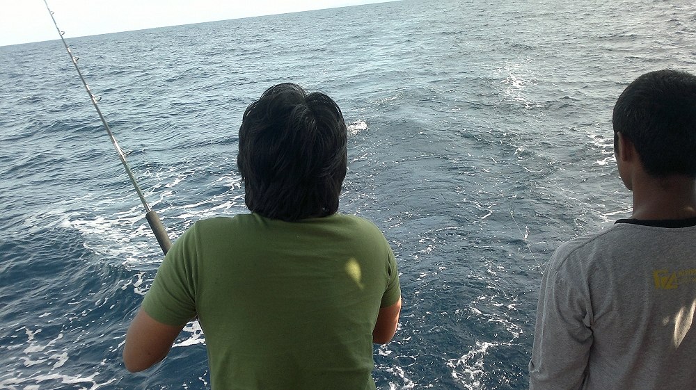 มีปลาชาร์จเหยื่อคันที่ลากเบิด ตอนนี้ท้ายเรือเลยดูวุ่นวายน่าดู :shocked: :shocked: :shocked: