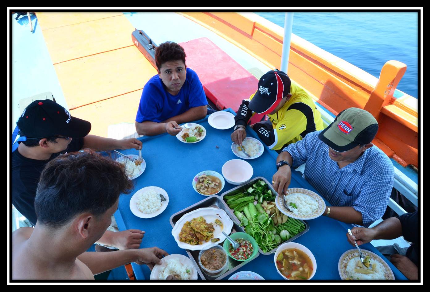 อาหารมื้อแรกบนเรือ....ก่อนที่เราจะเตรียมอาวุธทั้ง สาย รอก คัน ชุดสายหน้า มาประกอบชุดขี้นลำเอ้ยไม่ใช่