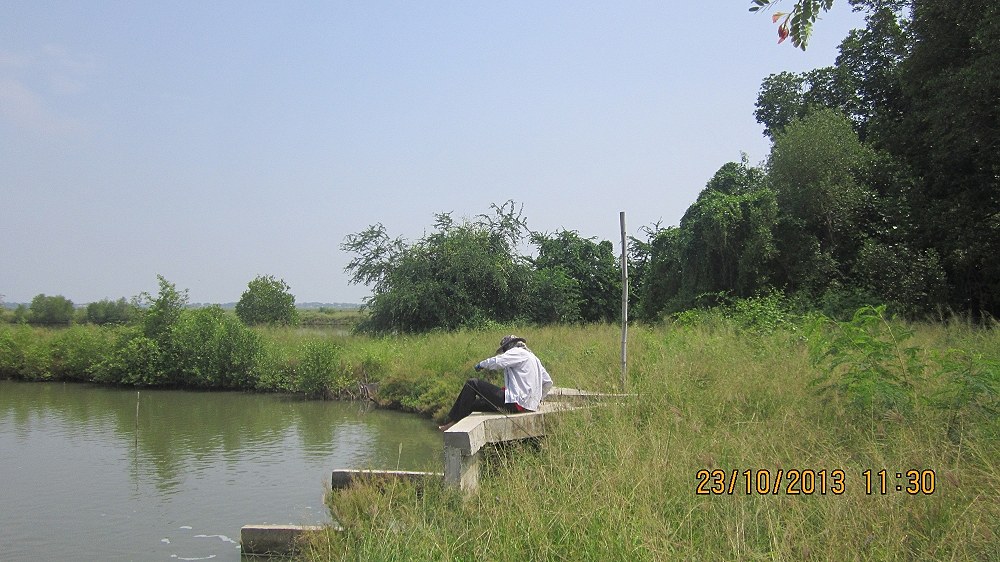 น้านนน น้อง เล็ก หนึ่งในสมาชิก Siam fishing นี่ละครับ เตรียมอุปกรณ์เสร็จก่อน ไปนั่งยึดหัวหาดปากบ่อซะ