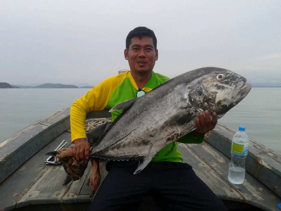 จัดอีกรูปนะ  .. ตัวนี้ อัดกัน 28นาที สลับกันอัด พลัดกันสนุก ด้วยสาย Mono 40lbs แต่ที่เหนื่อยเพราะว่า