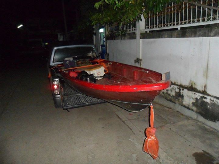 ครับมาครับ เอาเรือขึ้นรถกันครับ :sad: :sad: