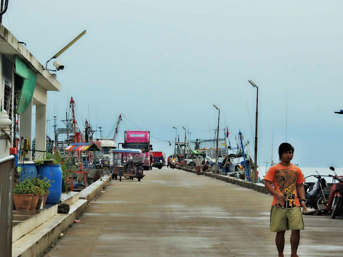 เรามาถึงท่าเรืออ่าวน้อย จังหวัดประจวบคีรีขันธ์ ประมาณ เจ็ดโมงเช้า..
