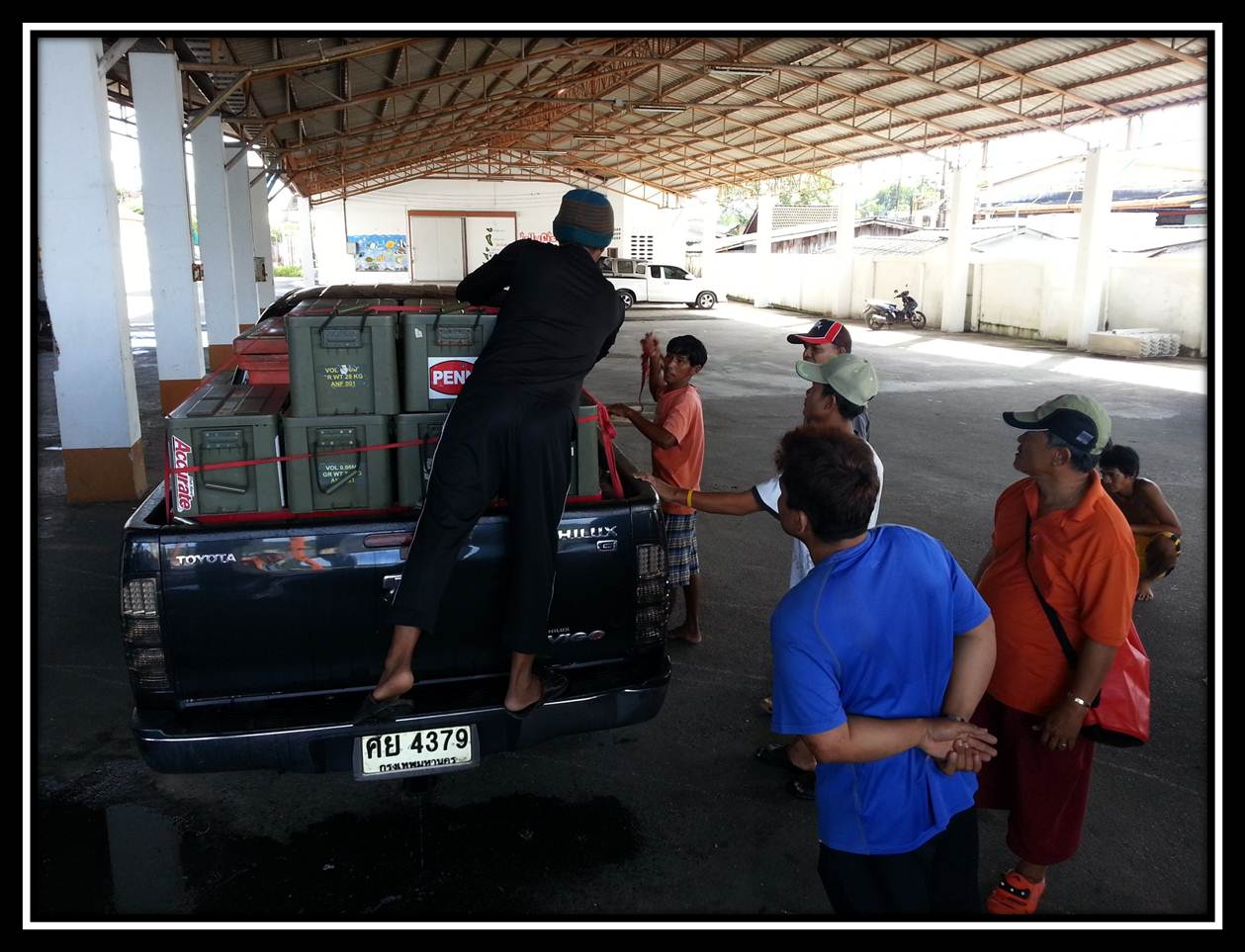 แพ็คปลาเสร็จ...ก็มาแพ็คอุปกรณ์...ใส่รถให้เรียบร้อย...ใส่กล่องใส่ลัง...มัดง่ายขนย้ายง่ายแบบนี้แหละครั