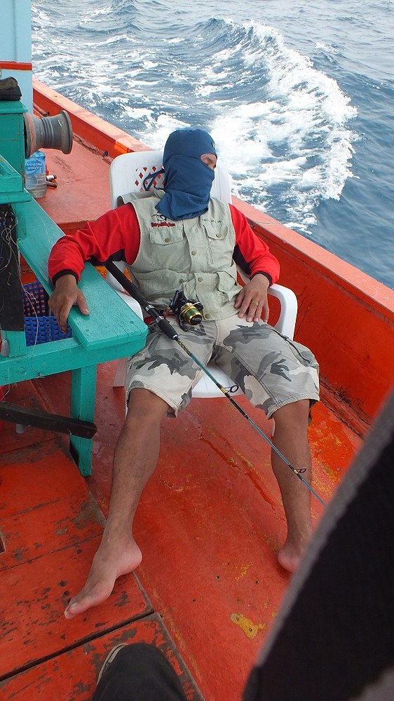 สมาชิกบางคนก็เมาเรือ ปนกับน้ำอัดลมรสขมจนหลับไป รอจนค่ำไดหนึกและครอบสองรอบ ช่วงรอก็โสกหมึกบ้างช่วยกัน