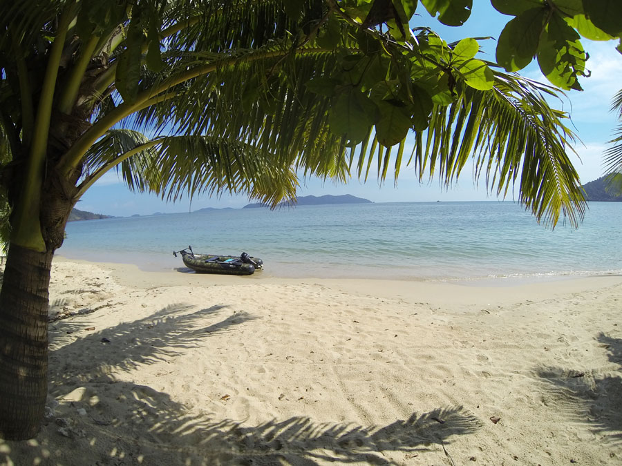  [center]เข้ามาจอดที่หาดบางเบ้าครับ หมูไปทำธุระ เม่นพักหลบแดด[/center]