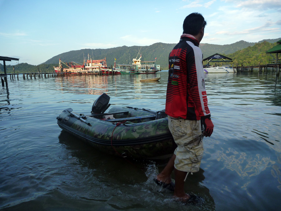 [center]ขับตรงมาที่แรมป์ รีบเก็บเรือ[/center]