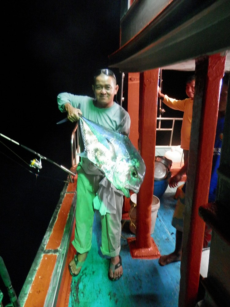 น้าเบท ท้ายเหมือง ก็เอาขึ้นมากะเค้าเหมือนกัน 
ส่วนผมเหรอครับ อากาศดีๆแบบนี้ นั่งดื่ม 037 สิครับ สบา
