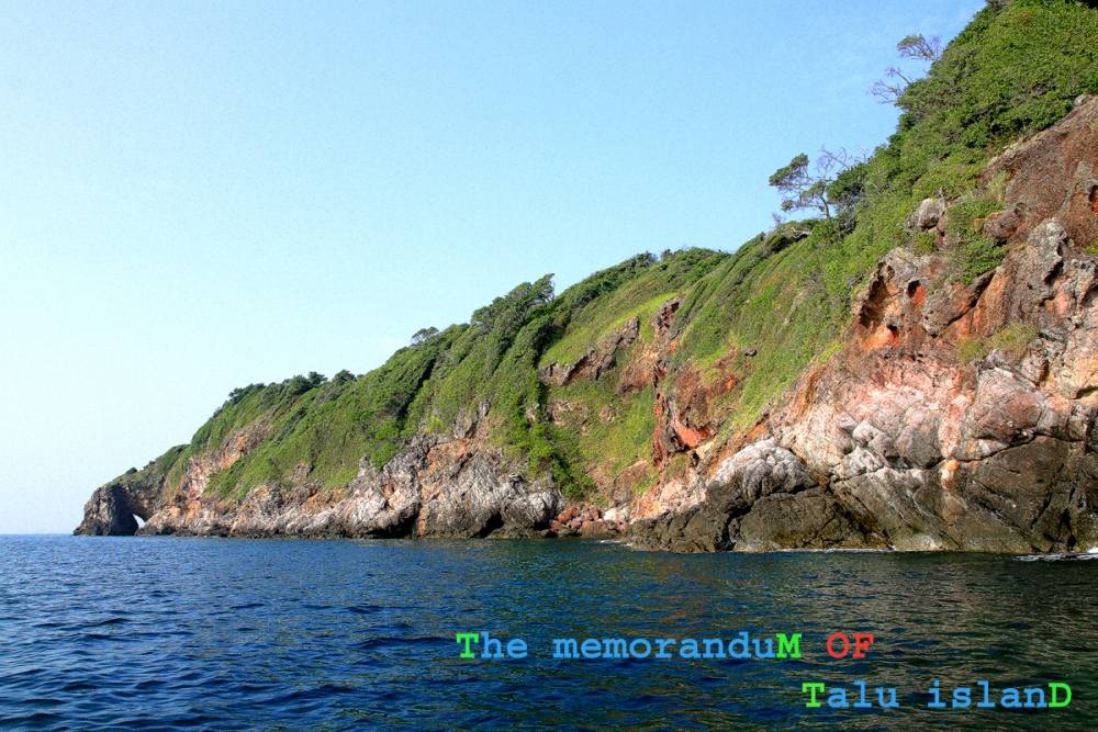 บรรยากาศ ด้านหน้าผาของเกาะทะลุ ตั้งเรือดีๆ ดับเครื่องให้ลมพัดเรือเลาะตามหน้าผาไปเรื่อยๆ  สวยงามจริงๆ