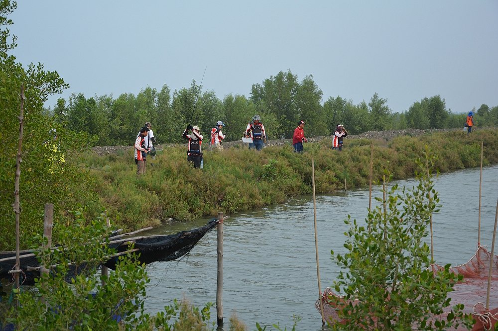 [b]ทางด้านซ้ายของบ่อ กลุ่ม (Fake Fish Team) ก็ได้ตัวกันบ้างแล้วครับ อิอิ[/b]
 :cheer: :cheer: :chee