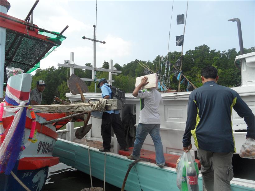 ทริปนี้ไปกับเรือไต๋เปี๊ยก บ้านห้วงน้ำขาวทะเลตราด มาถึงก็รีบขนของลงเรือกันเลย
