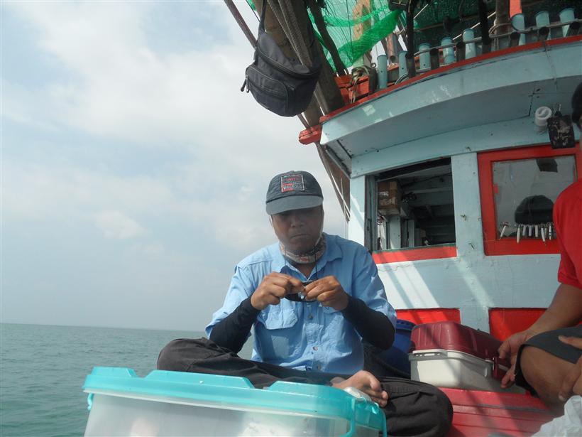 พอเรือเริ่มออก ท่านเทพอินทรีก็ผูกเบ็ดโชว์เลย  :smile: :smile: :smile: :smile: :grin: :grin: :grin: