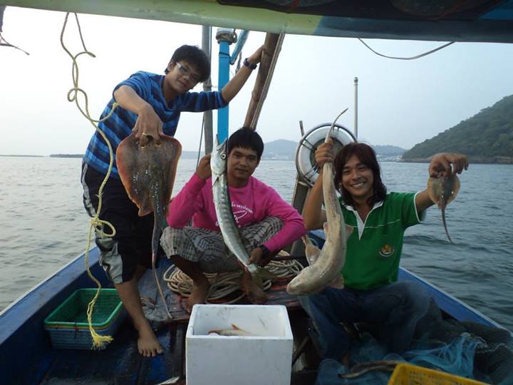 อยู่มหาลัยผมเป็นรุ่นพี่เค้า อยู่บนเรือเค้าเป็นรุ่นใหญ่ในใจผม
ก่อนนี้ตีแต่ปลาช่อนพวกนี้พาผมมาใจแตกซะ