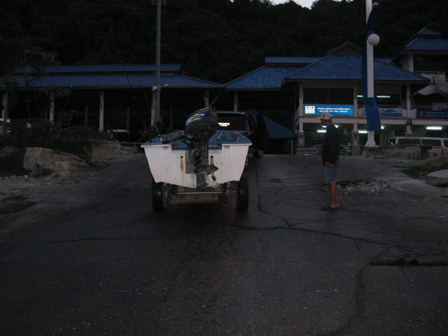 เดี่ยวนี้ผมเอาเรือลงที่หน้าอาสาครับเพราะที่ท่าขยะเรือขึ้นลงเยอะมาก.