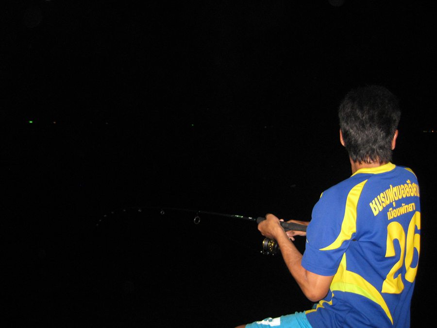 ขึ้นอยู่ท้ายเรือแล้วครับ.