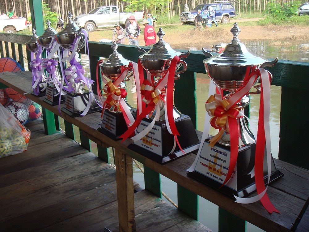 ถ้วยรางวัลสวยๆนี้ ที่ทีมงานจัดงานรังสันขึ้นมาให้ แบ่งๆกันไปครับ ตามแฮนดิแคป ดวง และฝีมือ  ส่วงของ ผม