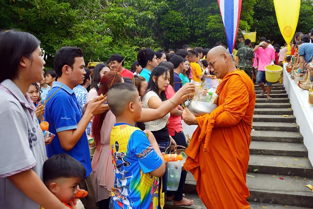 12
บางมุมในงานบุญตักบาตรเทโว วัดเขาบางทราย