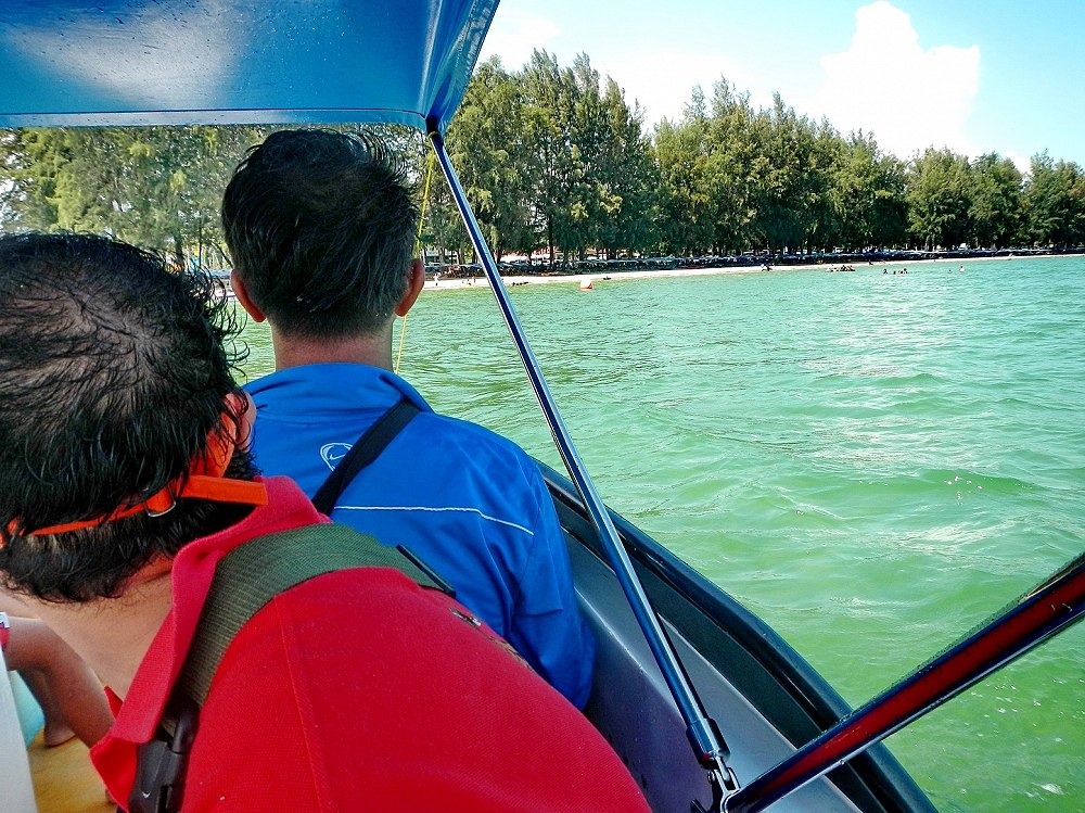 ......   [b]ชั่วอึดใจ....เราก็มาถึง  ชายหาด  อ่าวมะนาว....ครับ....วันนี้..วันเสาร์  คนค่อนข้างเยอะ ค