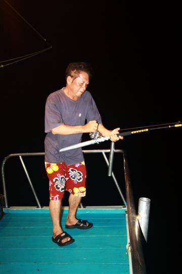 พ่อ อัดของหนักอยู่ท้ายเรือ แรงไม่มีหมดจริงครับ เด็กๆอายกันเป็นแถว :cheer: :cheer: