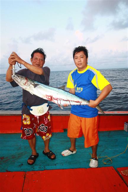 นี่ครับตัวที่พ่ออัดอยู่เมื่อคืนท้ายเรือ ไซส์ 12 Kg. พ่อบอกไซส์นี้ แรงดี แต่พ่อเจ๋งกว่า :laughing: :l