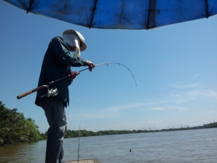 หนักจนต้องใช้มือช่วยจับคัน เย่อครับ 