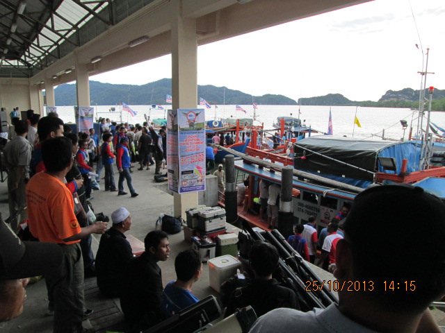 ....ลุ้นเบอร์เรือ
....เรือทีมผมอยู่ไหนว้า!!!!!!  :smile: :cool: